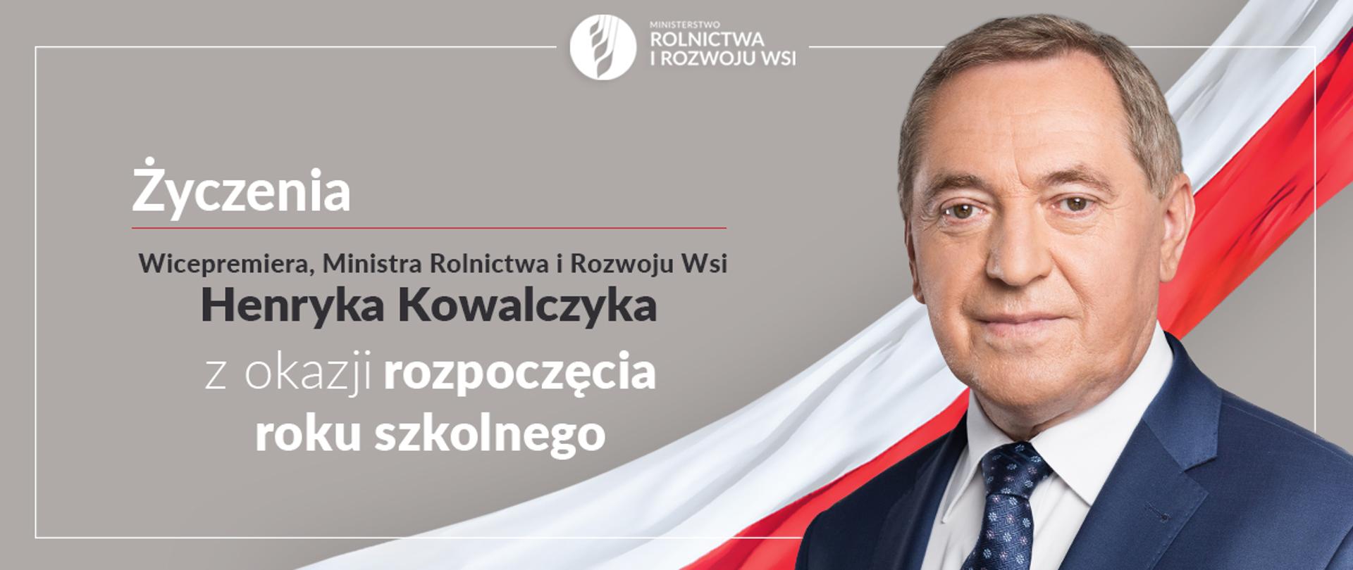 wicepremier Henryk Kowalczyk na tle polskiej flagi
