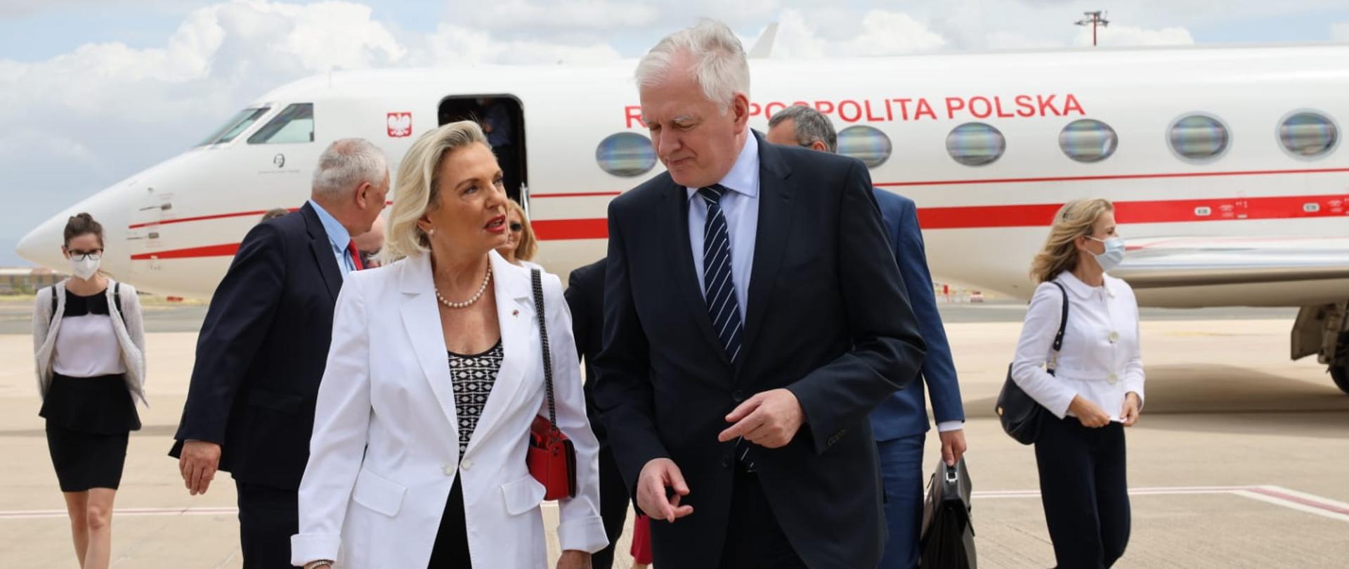 Wicepremier Jarosław Gowin oraz ambasador RP we Włoszech Anna Maria Anders na płycie lotniska. W tle samolot rządowy.