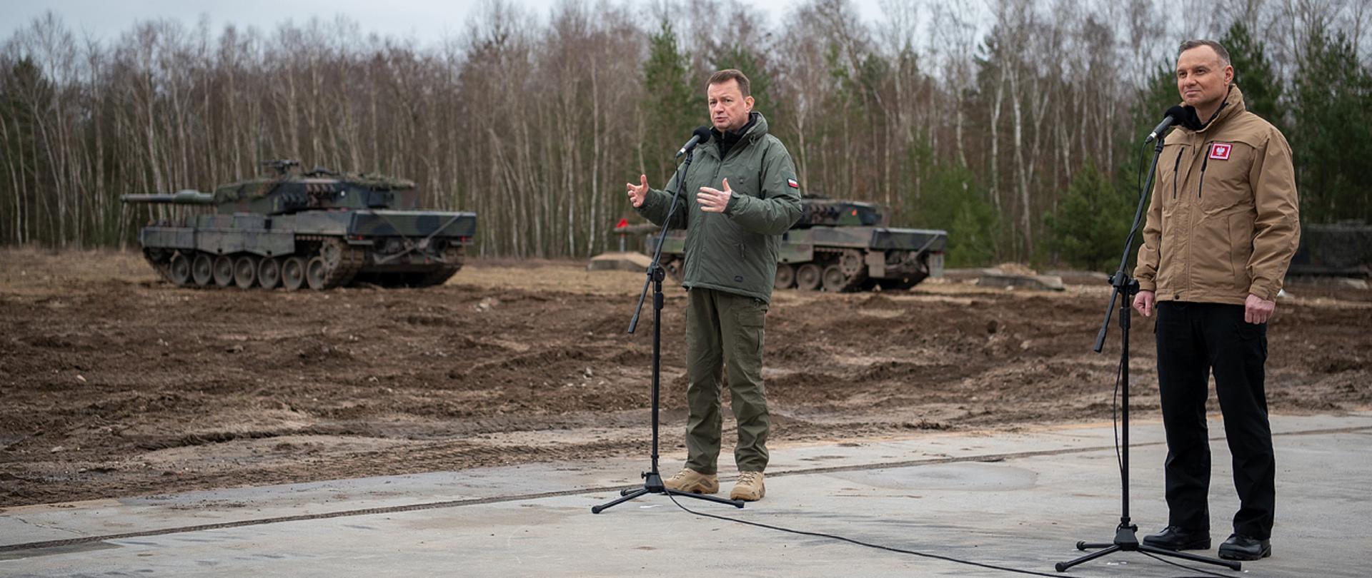 13 lutego 2023 r. w Świętoszowie, Zwierzchnik Sił Zbrojnych RP, prezydent Andrzej Duda i Mariusz Błaszczak, wicepremier-minister obrony narodowej spotkali się z instruktorami prowadzącymi szkolenie żołnierzy sił zbrojnych Ukrainy na czołgach Leopard.