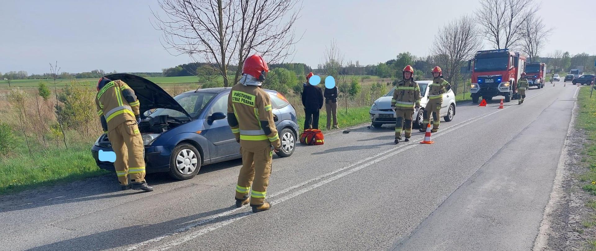 Strażacy podczas działań ratowniczo - gaśniczych w miejscowości Hajdaszek likwidują skutki zderzenia trzech pojazdów osobowych.