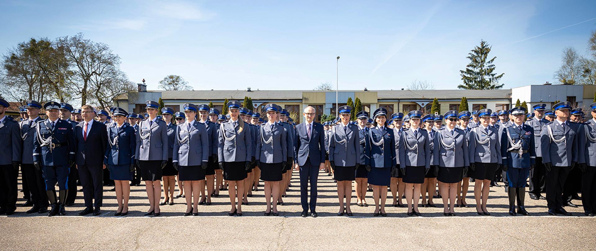 Na zdjęciu widać m.in. wiceministra Błażeja Pobożego i promowanych policjantów na pierwszy stopień oficerski.