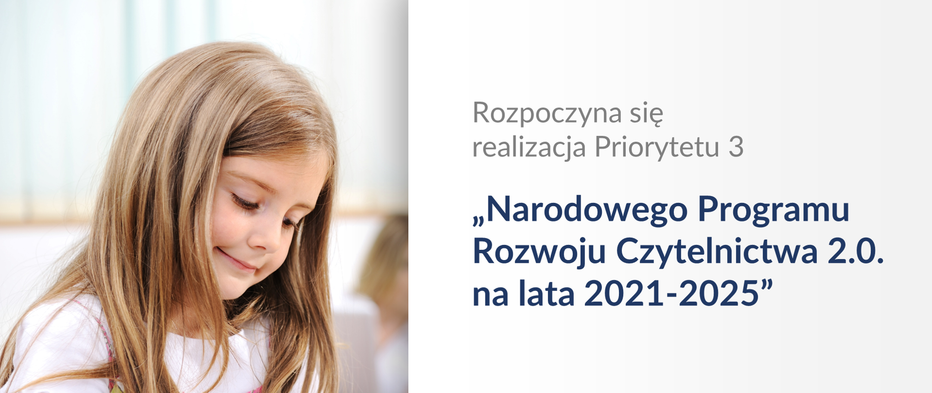 Grafika z dziewczynką czytającą książkę i tekstem obok: Rozpoczyna się realizacja Priorytetu 3 „Narodowego Programu Rozwoju Czytelnictwa 2.0. na lata 2021-2025”