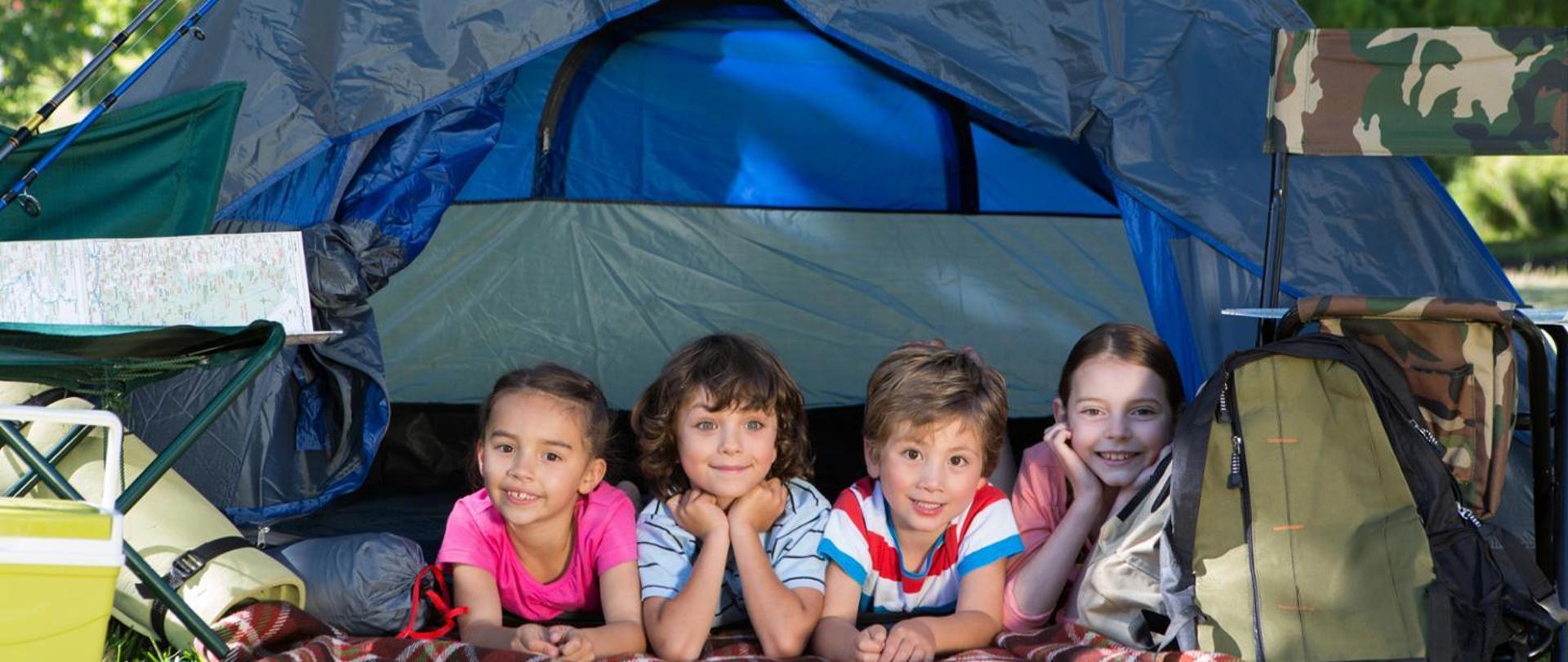 Uśmiechnięte dzieci, namiot, plecaki, wycieczka, obóz