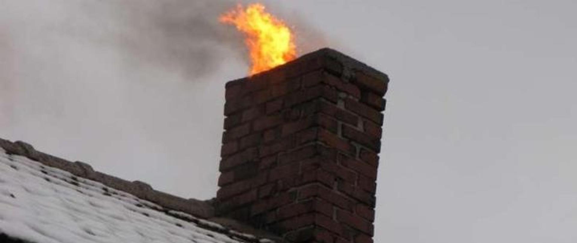 zdjęcie komina z którego wychodzą języki ognia