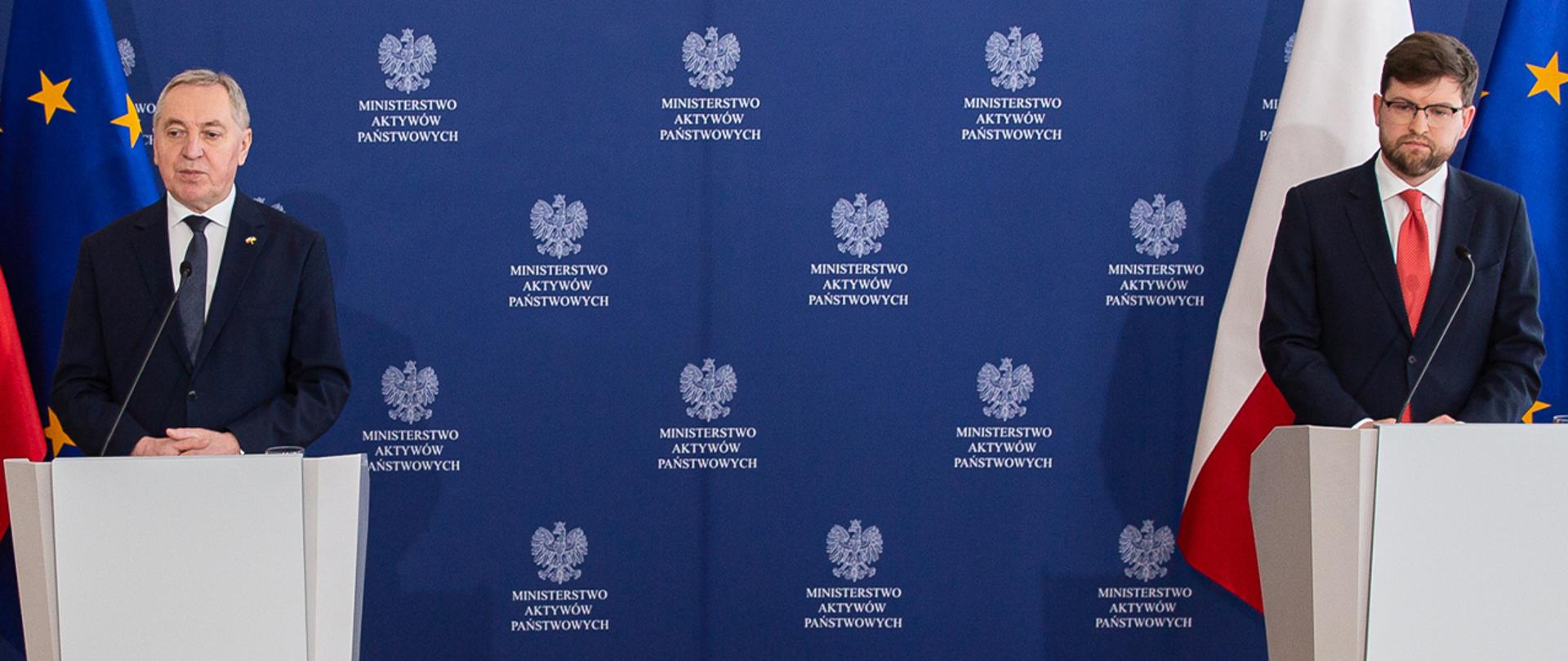 Wicepremier Henryk Kowalczyk i wiceminister Andrzej Śliwka stoją przy mównicach. W tle ścianka z logotypami MAP i flagi.