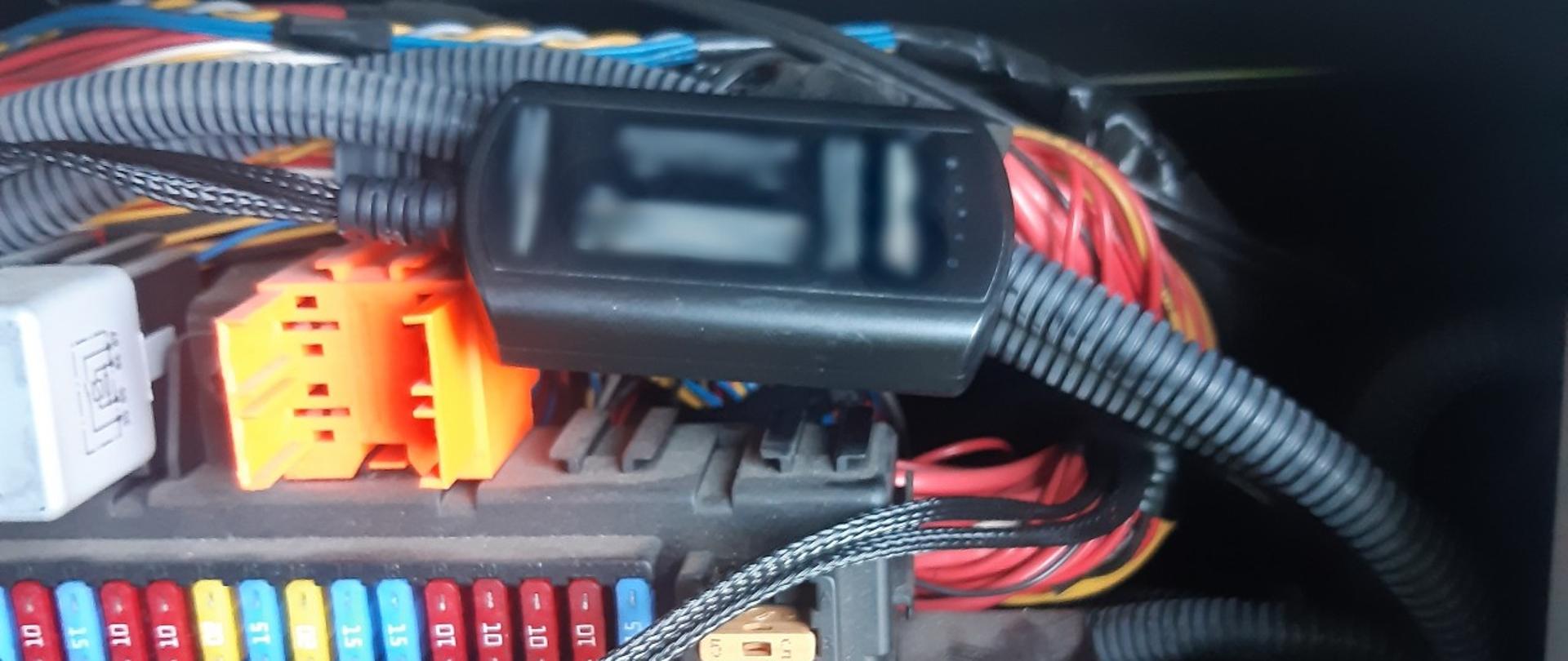 W skrzynce z bezpiecznikami pojazdu znajdowało się niedozwolone urządzenie - emulator AdBlue.