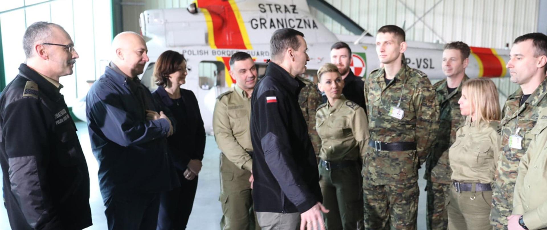 Premier Mateusza Morawiecki i minister Joachim Brudziński podczas spotkania z funkcjonariuszami Straży Granicznej