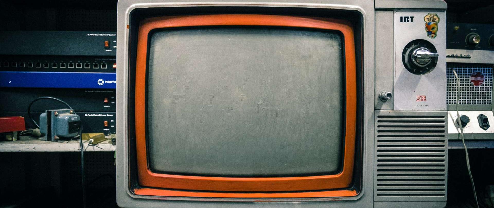 zdjęcie starego telewizora kineskopowego
