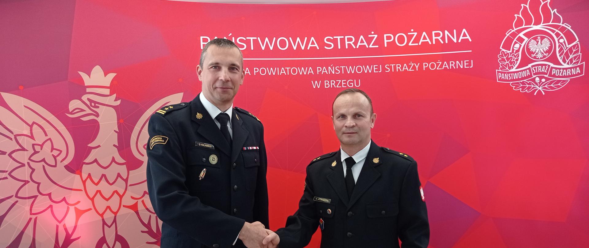 Awans na wyższe stanowisko służbowe - gratulacje od Komendanta Powiatowego dla mł.kp. Włodarczyka