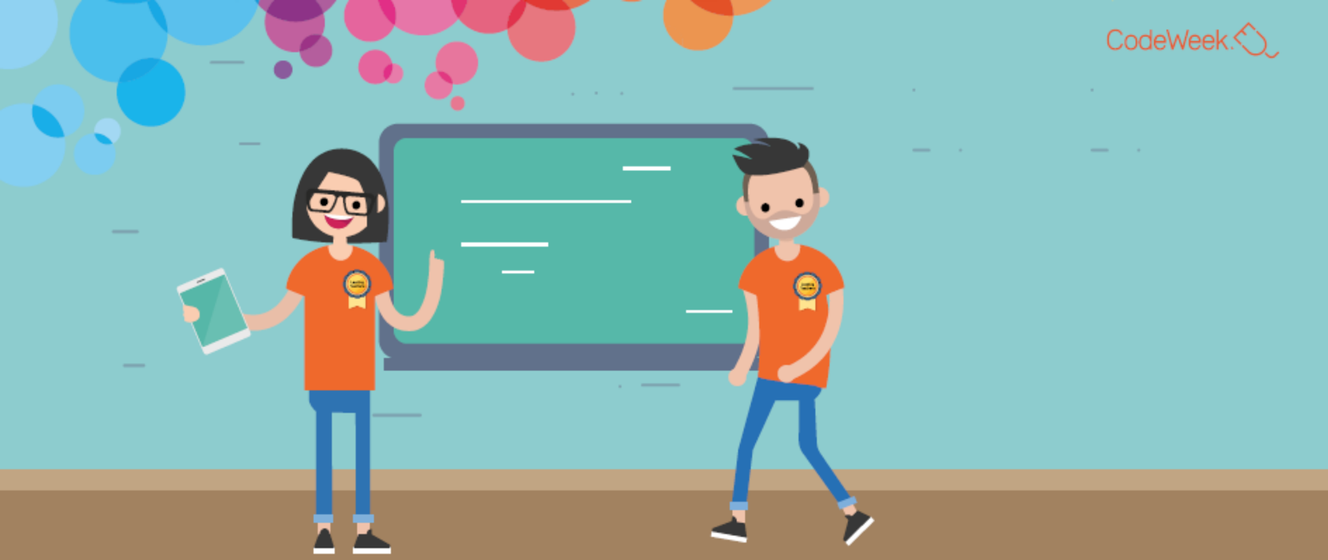 Na grafice widać dwie animowane postacie - kobietę i mężczyzę, oboje uśmiechnięci, w pomarańczowych koszulkach. Kobieta w ręku trzyma tablet, a palcem lewej ręki wskazuje na widoczną za nauyczycielami tablicę. W górnej części grafiki widać kolorowe kółka i napis "CodeWeek".