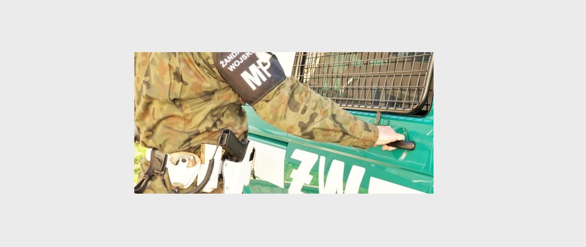 zdjęcie przedstawiające sylwetkę pracownika żandarmerii wojskowej w mundurze