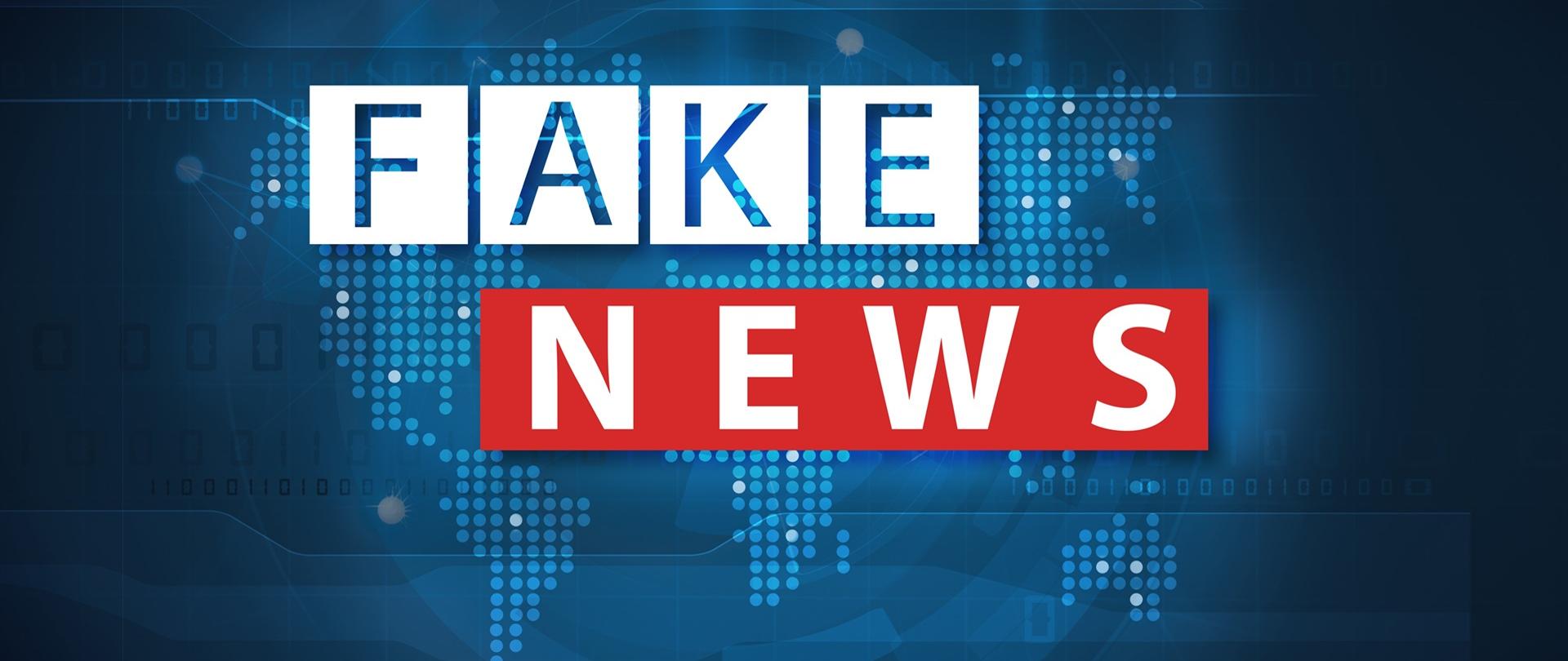 Napis "Fake news" na tle niebieskiej mapy świata