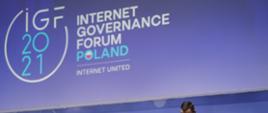 Szczyt Cyfrowy ONZ – IGF 2021. Premier Mateusz Morawiecki schodzi ze sceny. Za nim wyświetlane na ekranie logo IGF 2021. Fot. PAP