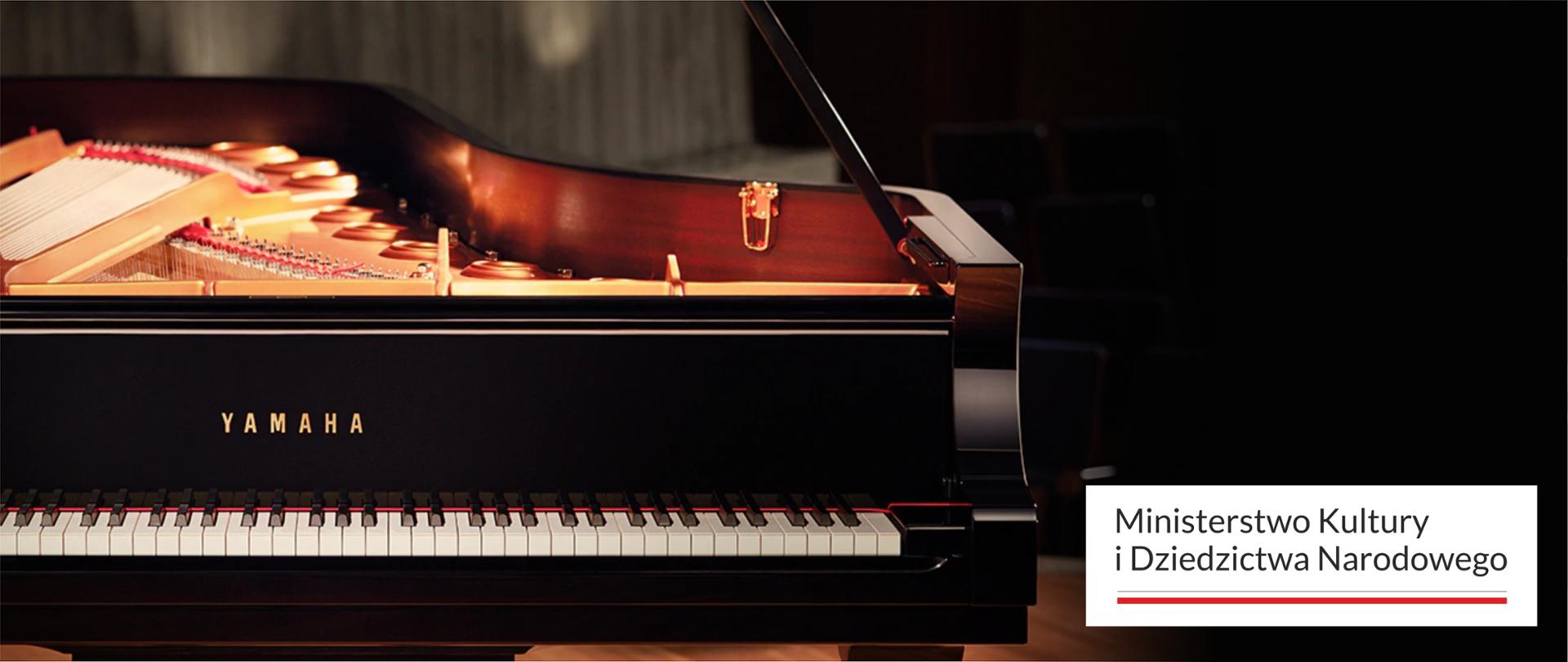 Grafika przedstawia fortepian firmy Yamaha wraz z logotypem MKiDN