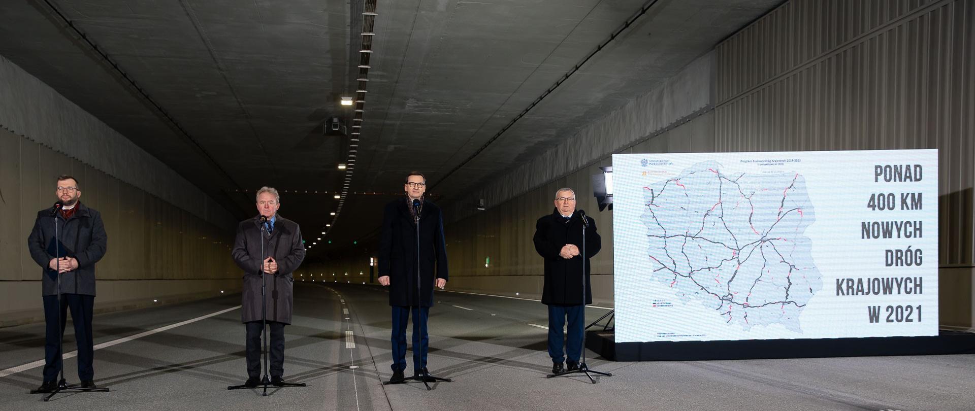 Grzegorz Puda, Janusz Wojciechowski, Mateusz Morawiecki i Andrzej Adamczyk podczas konferencji prasowej podczas otwarcia tunelu. 