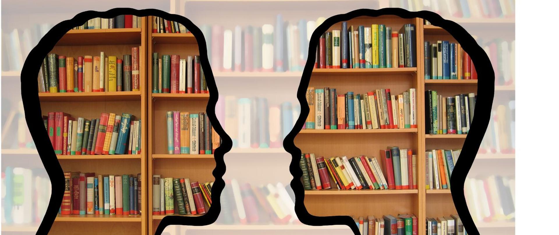 Grafika przedstawia zdjęcie regałów bibliotecznych zapełnionych książkami objętych w czarne kontury w kształcie męskich profili zwróconych do siebie
