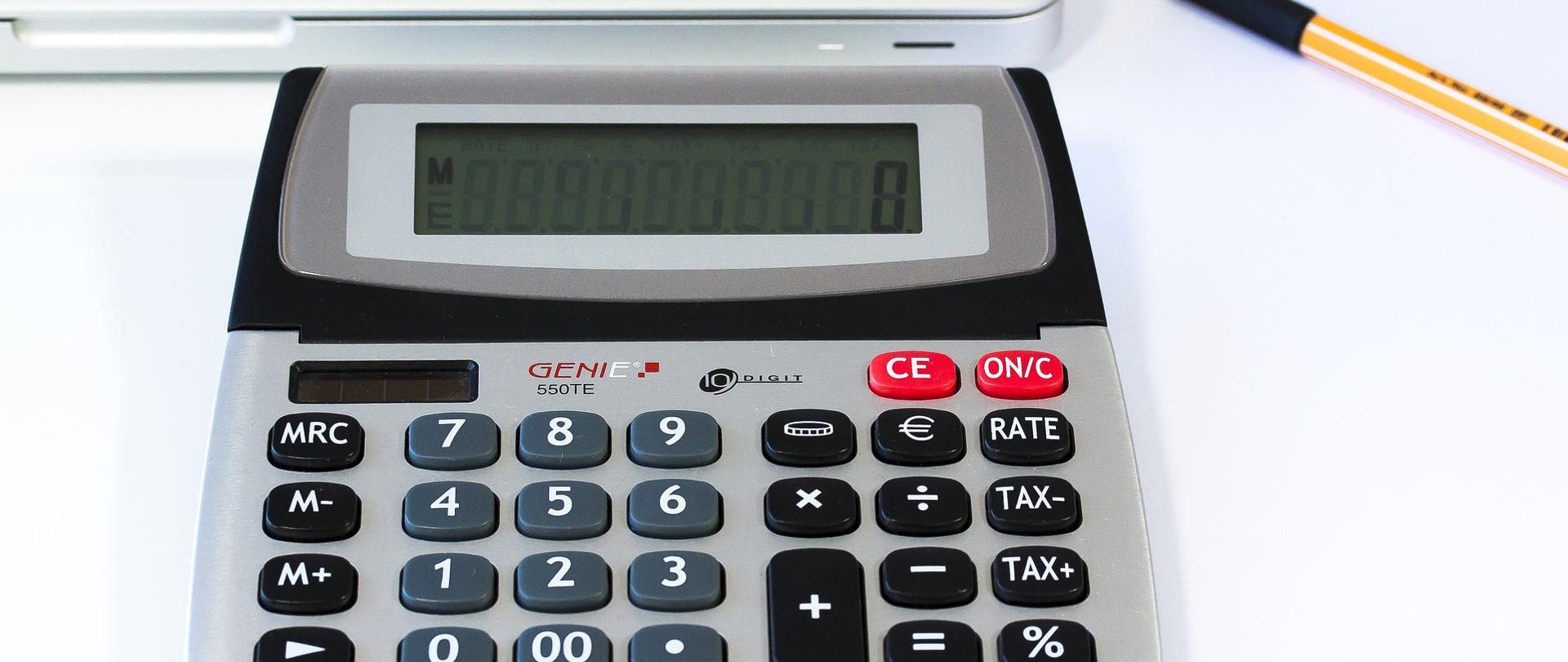 Zdjęcie przedstawia kalkulator elektroniczny