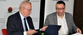 Wiceprezes NFOŚiGW Artur Michalski podczas podpisywania umowy z PGE EC