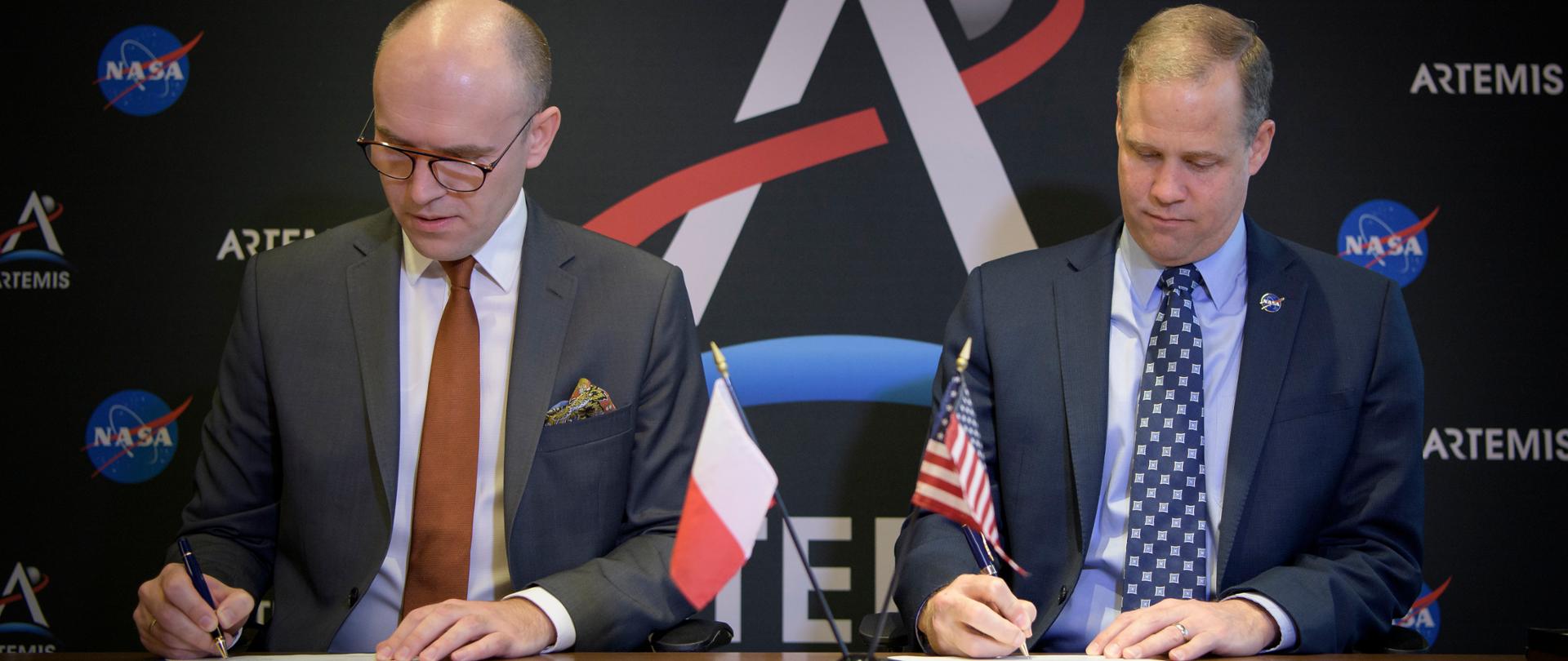 Michał Szaniawski, Prezes Polskiej Agencji Kosmicznej (POLSA) oraz James Bridenstine, Administrator NASA, podpisujący oficjalne porozumienie o współpracy między Polską a Stanami Zjednoczonymi.