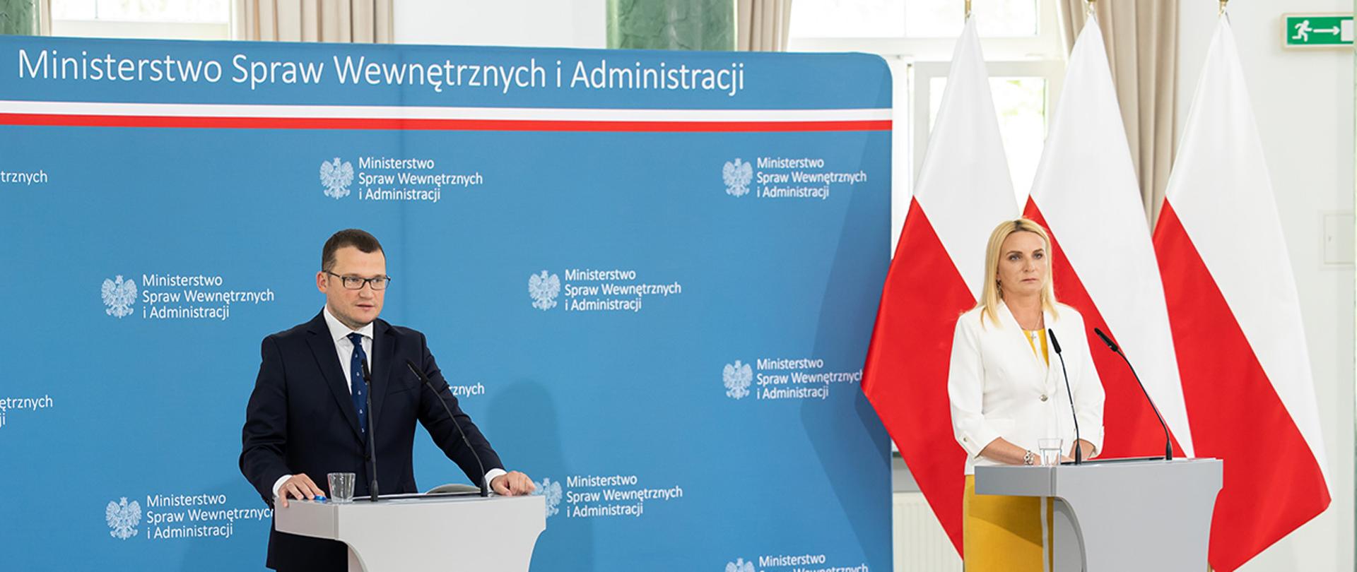 Na zdjęciu widać wiceministra Pawła Szefernakera i ministra-członka Rady Ministrów Agnieszkę Ścigaj stojących za mównicami.