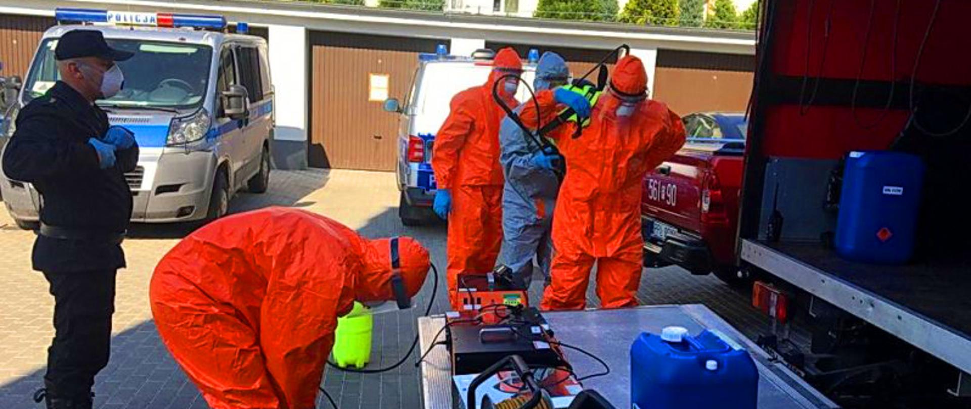 Strażacy w nieustającej walce z koronawirusem – na zdjęciu strażacy w szczelnych biochemicznie kombinezonach 