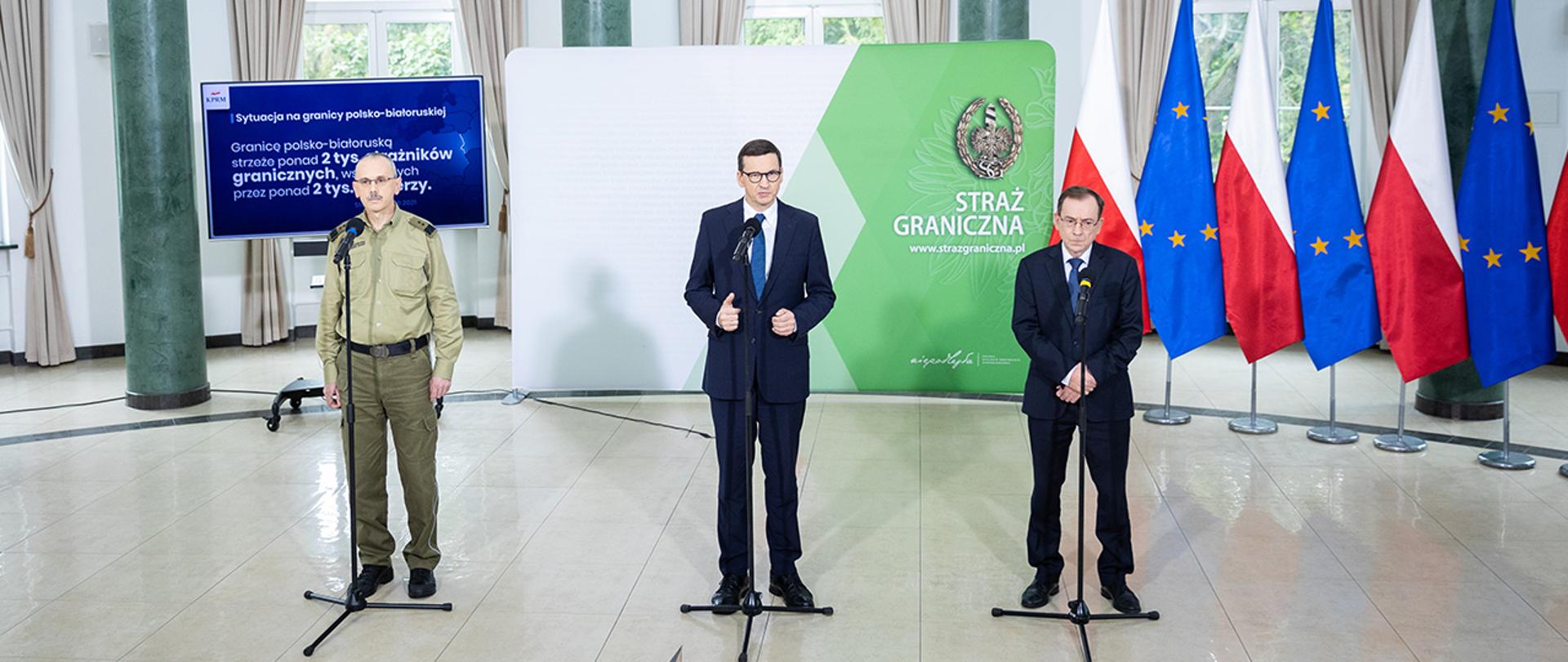 Na zdjęciu widać premiera Mateusza Morawieckiego, ministra Mariusza Kamińskiego i komendanta głównego Straży Granicznej gen. Tomasza Pragę.