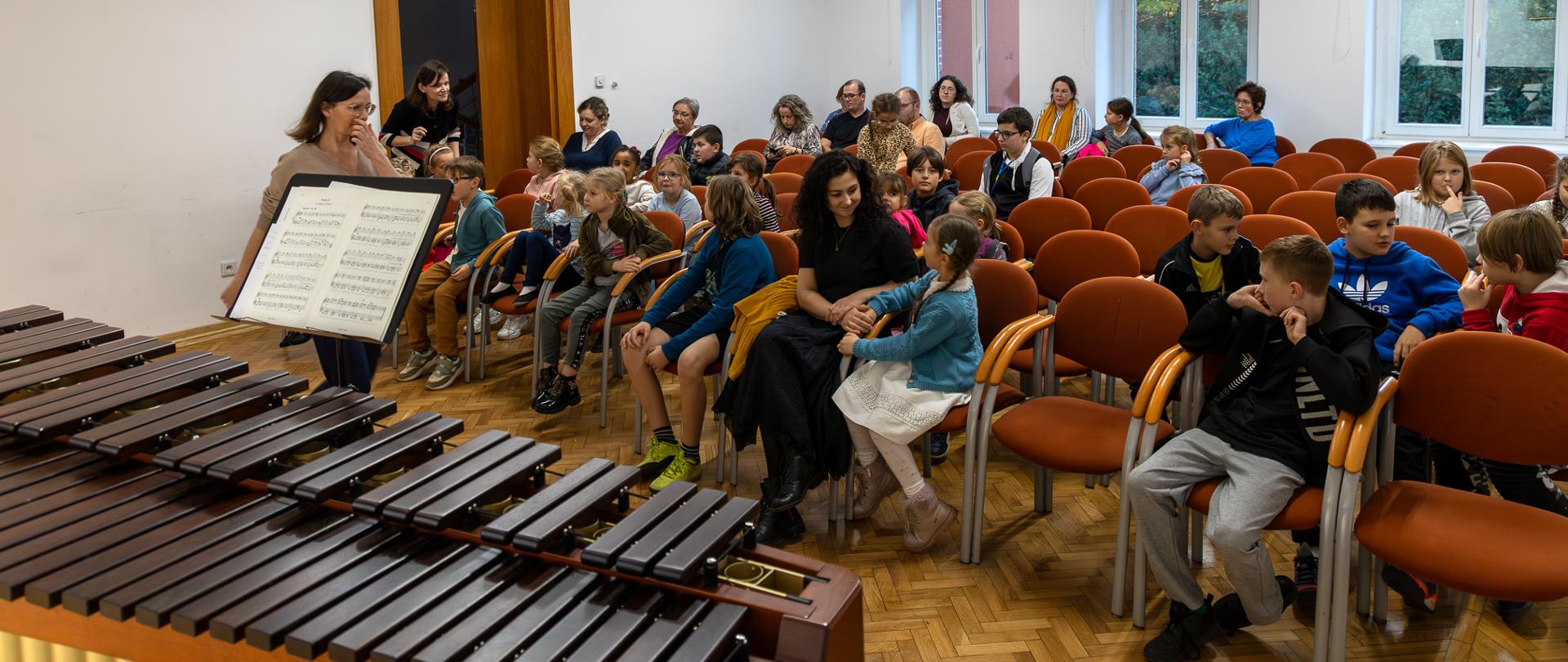 Publiczność zgromadzona w auli PSM w Głubczycach na koncercie pani Aleksandry Krasowskiej.