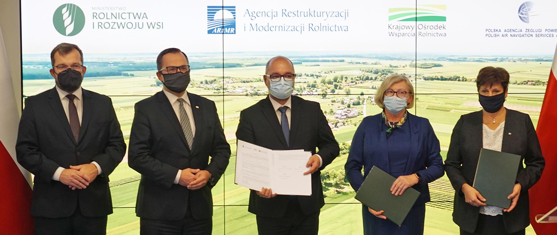 Minister Grzegorz Puda stojący wśród sygnatariuszy listu intencyjnego