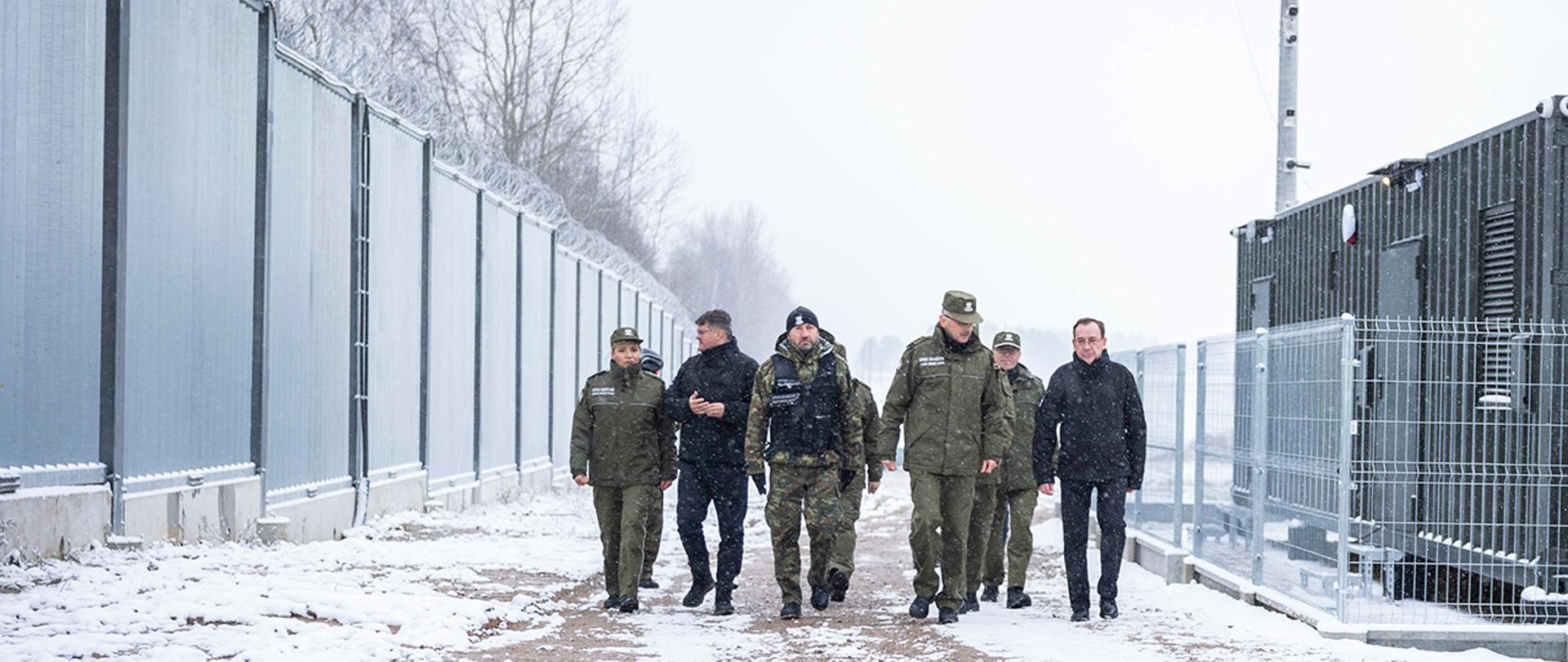 Minister Mariusz Kamiński razem z wiceministrem Maciejem Wąsikiem i kierwonictwem SG na granicy polsko-białoruskiej