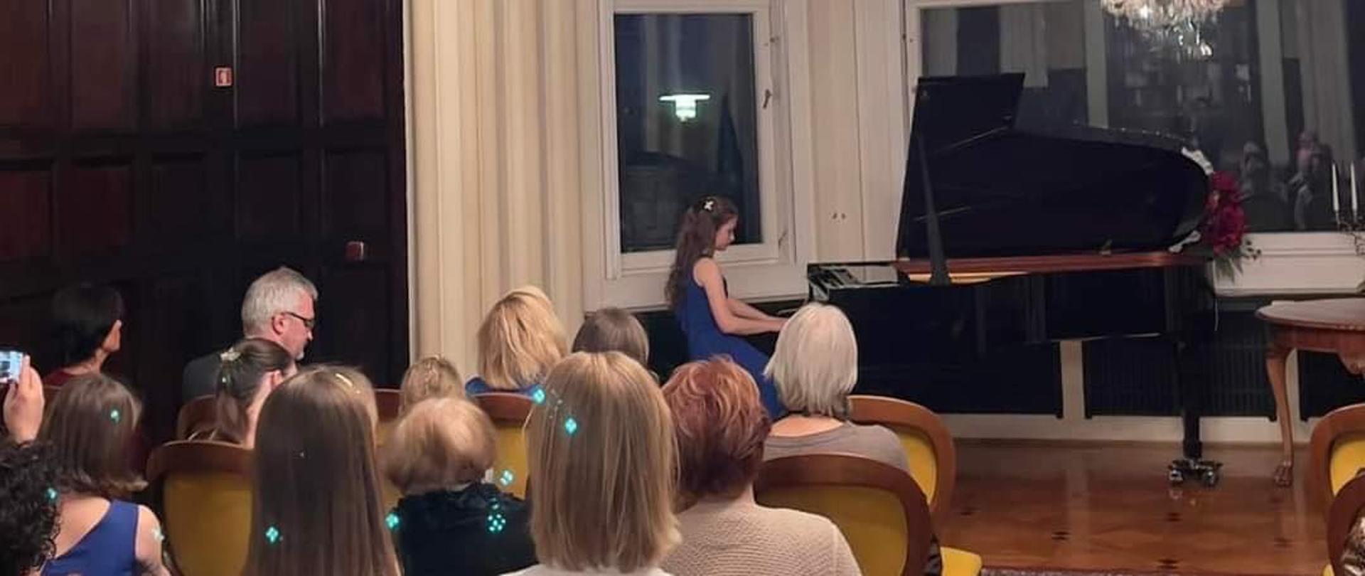 Zdjęcie przedstawia Antoninę przy fortepianie w sali koncertowej Ambasady RP w Wiedniu.