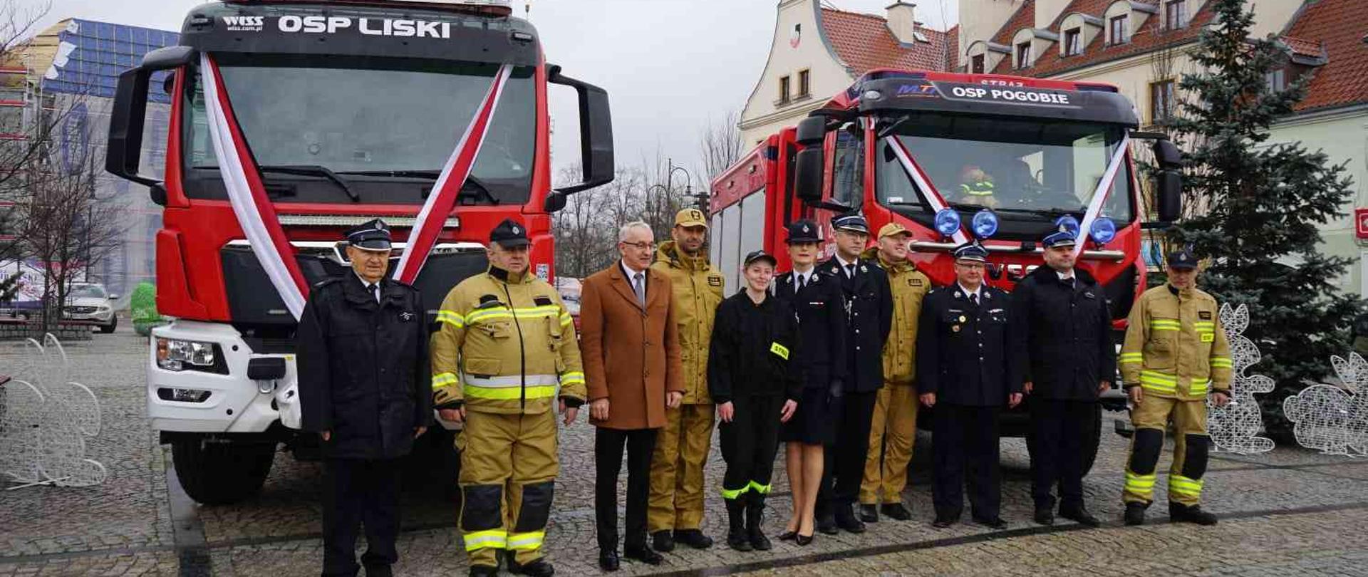 Strażacy stojący na placu Daszyńskiego