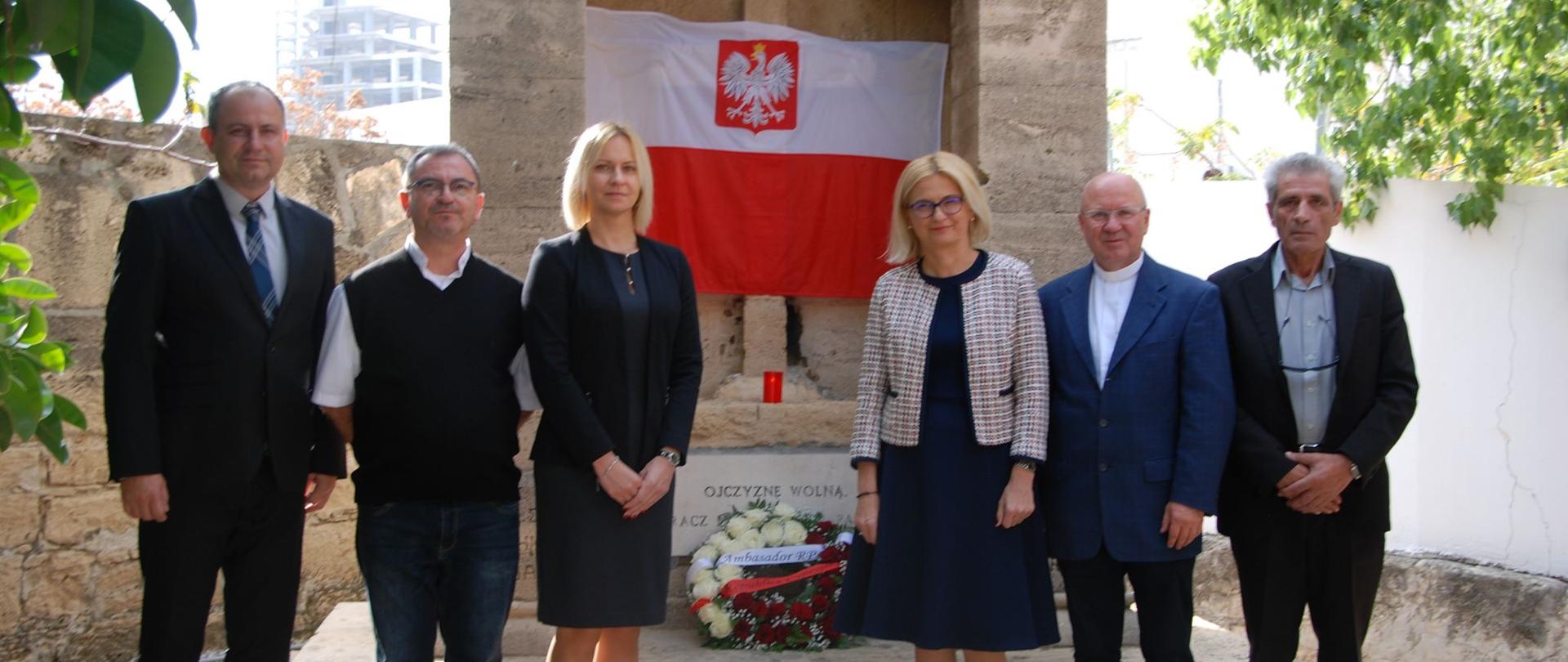 Ambasador RP Irena Lichnerowicz-Augustyn złożyła wieniec pod pomnikiem upamiętniającym polskich uchodźców na Cyprze
