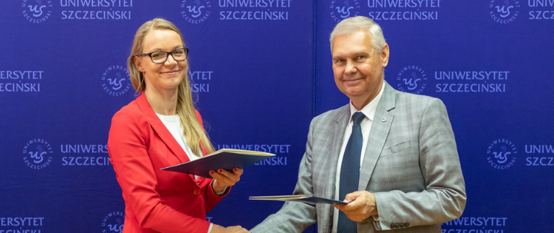 Uścisk dłoni i wymiana podpisanych dokumentów porozumienia pomiędzy Regionalnym Dyrektorem OChrony Środowiska w Szczecinie oraz Rektorem Uniwersytetu Szczecińskiego