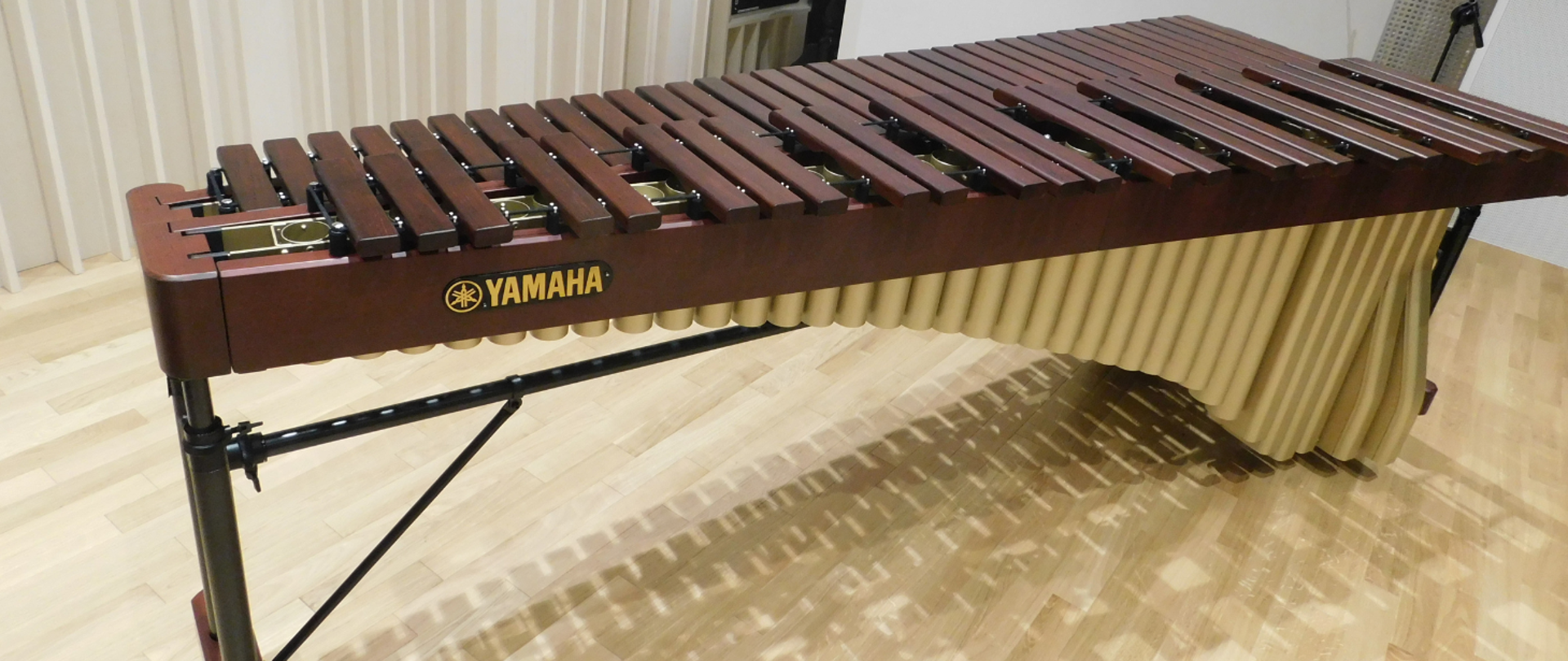 Na zdjęcia marimba 5- oktaw firmy Yamaha.Rama została pięknie przyozdobiona naturalnym drewnem oraz mocnym, lecz lekkim metalem.