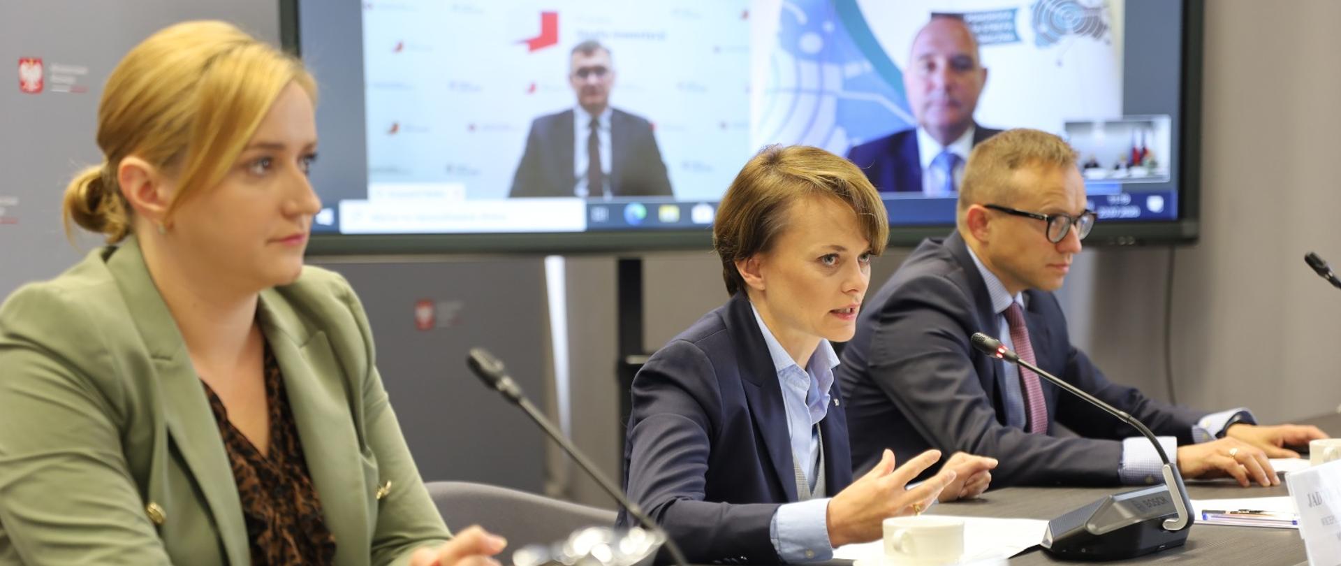 Wicepremier Jadwiga Emilewicz, wiceminister rozwoju Olga Semeniuk i wiceminister aktywów państwowych Artur Soboń na konferencji prasowej o PSI.