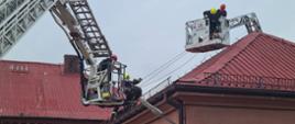Strażak podczas ćwiczeń zabezpieczony na dachu