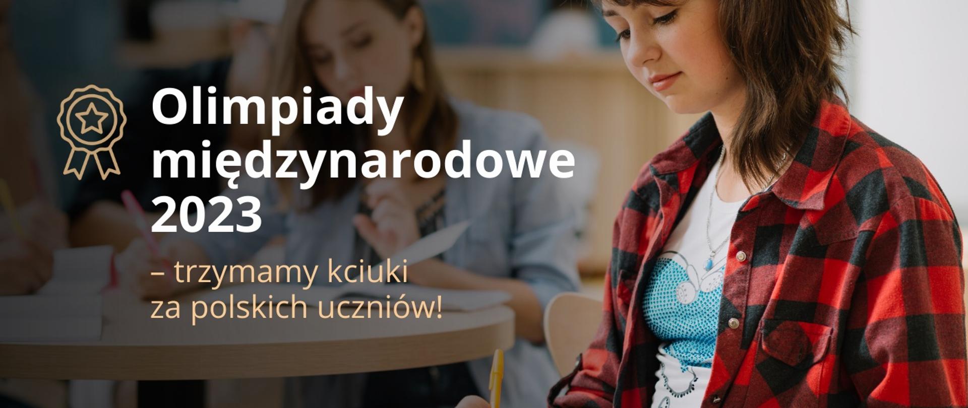 Grafika, młoda dziewczyna w koszuli w czerwoną kratę, obok napis Olimpiady międzynarodowe 2023 - trzymamy kciuki za polskich uczniów.