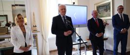 Przemówienie wicepremiera Jarosława Gowina. Obok niego stoją: ambasador RP we Włoszech Anna Maria Anders oraz wiceminister Grzegorz Piechowiak.