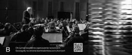 Fragment plakatu promującego koncert finałowy trzeciej edycji Opolskiego Banku Talentów zawierający czarno-białe zdjęcie przedstawiające orkiestrę symfoniczną pod dyrekcją Krzesimira Dębskiego 