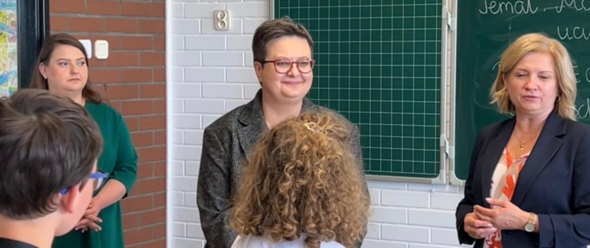 Wiceminister edukacji Katarzyna Lubnauer w Zespole Szkolno-Przedszkolnym w Paniówkach rozmawiała o kształceniu uczniów zdolnych. 