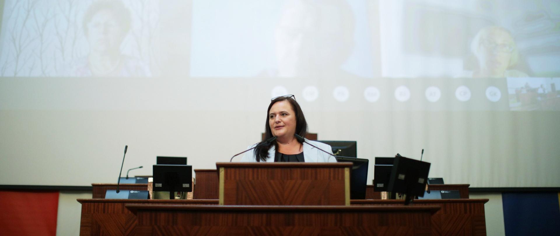 Na zdjęciu wiceminister funduszy i polityki regionalnej Małgorzata Jarosińska-Jedynak przemawiająca w trakcie II sesji Sejmiku Osób Niepełnosprawnych 