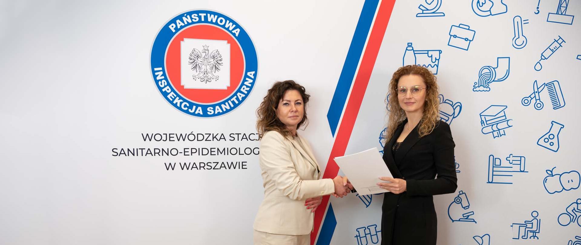 Pani Sylwia Patejuk przyjmuje nominację z rąk Pani Magdaleny Kaczmarek, Mazowieckiego Państwowego Wojewódzkiego Inspektora Sanitarnego