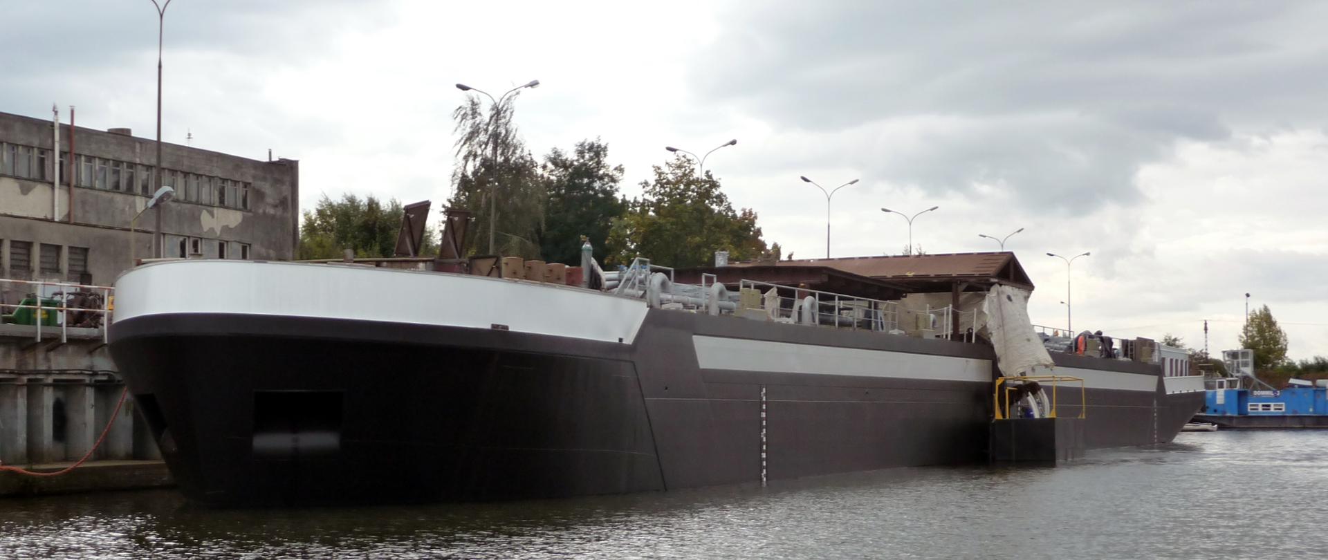Zdjęcie przedstawia barkę na Odrze