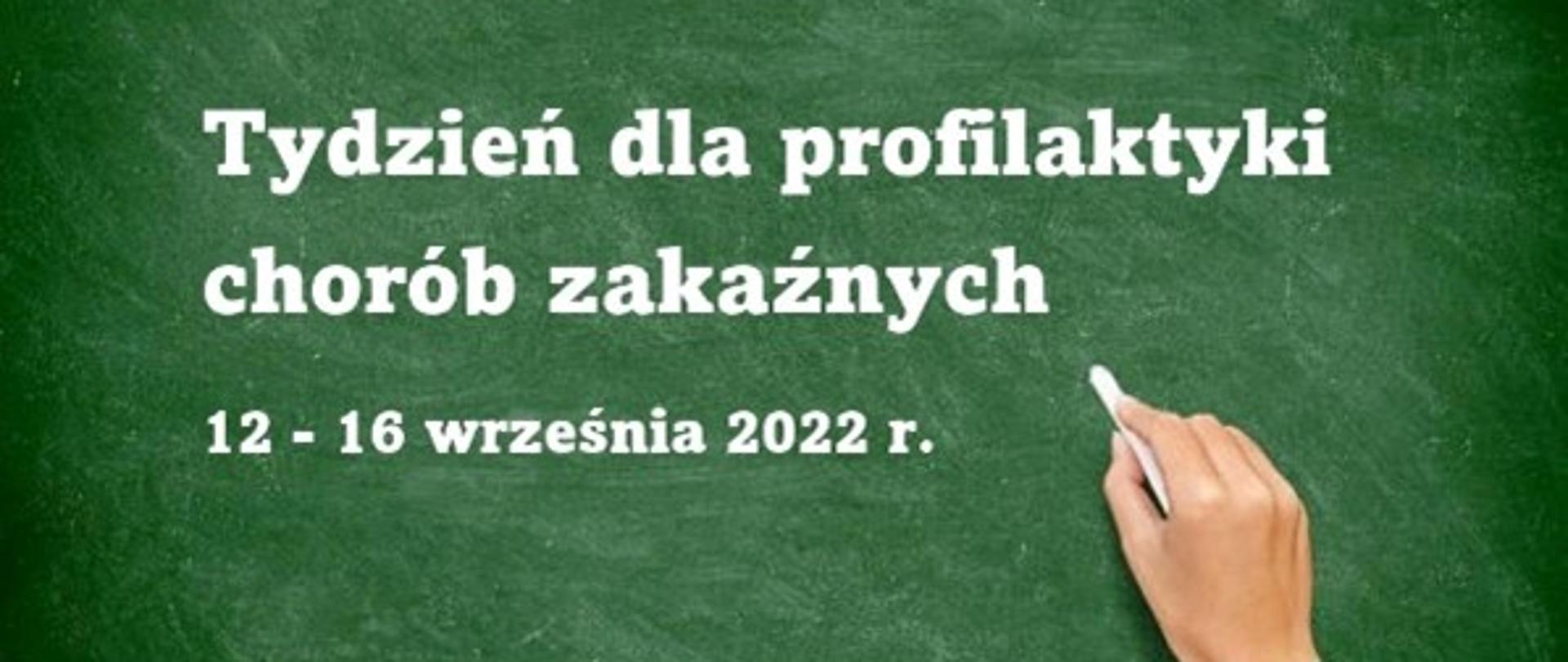 Ilustracja przedstawiająca dłoń z kredą oraz tablicę na której jest napisane: Tydzień dla profilaktyki chorób zakaźnych 12 - 16 września 2022 r..