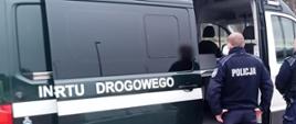 Umundurowani funkcjonariusze Policji stoją obok oznakowanego furgonu lubuskiej Inspekcji Transportu Drogowego.