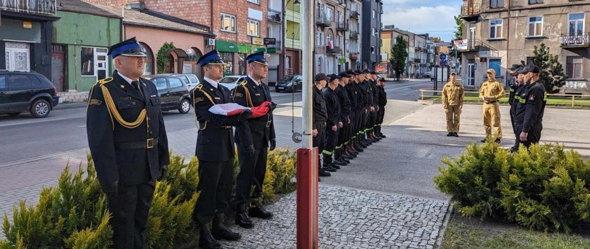 Uroczyste podniesienie Flagi Polskiej w jednostkach PSP na terenie Mazowsza