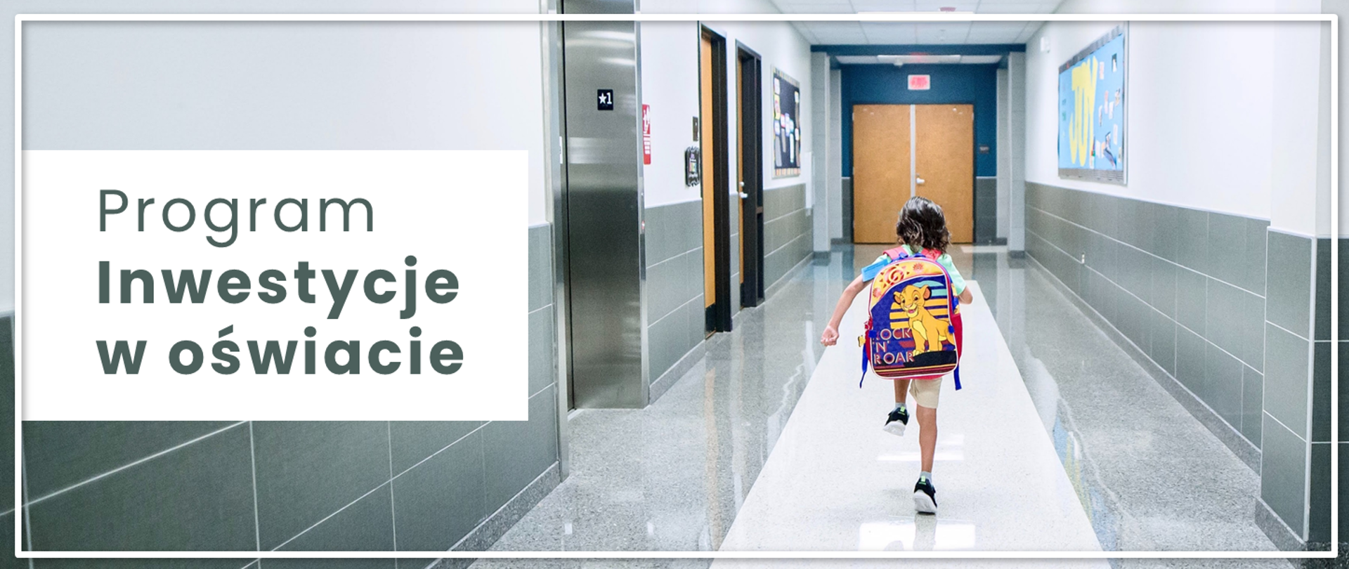 Małe dziecko z tornistrem biegnie po szkolnym korytarzu, obok napis Inwestycje w oświacie.