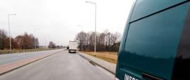 Zatrzymana ciężarówka, w której inspektorzy z WITD w Krakowie udaremnili manipulowanie czasem pracy kierowcy. Na pierwszym planie furgon ITD, w tle skontrolowany pojazd stojący na przydrożnym parkingu.