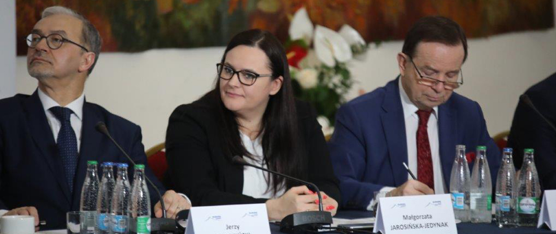 Na zdjęciu przy stole konferencyjnym siedzą trzy osoby: w środku minister Małgorzata Jarosińska-Jedynak, po prawej stronie marszałek województwa podkarpackiego Władysław Ortyl, po lewej Jerzy Kwieciński, prezes PGNiG.