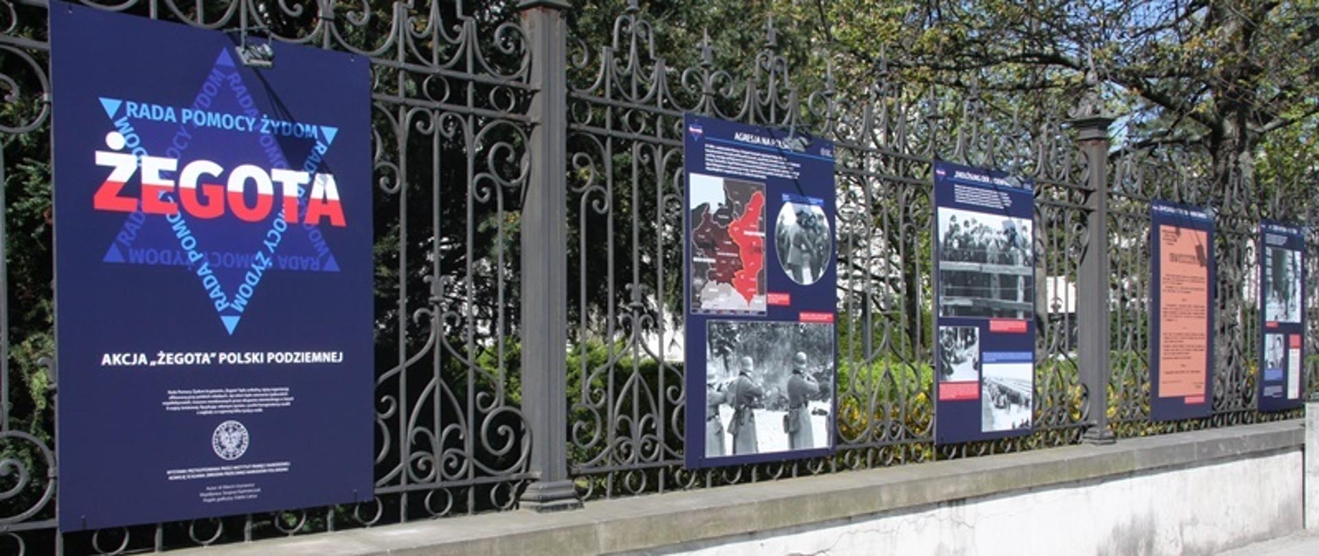 Na ogrodzeniu siedziby Ministerstwa Sprawiedliwości została zaprezentowana plenerowa wystawa ukazująca działalność „Żegoty” – tajnej organizacji Polskiego Państwa Podziemnego, która pod okupacją niemiecką ratowała Żydów przed zagładą.
